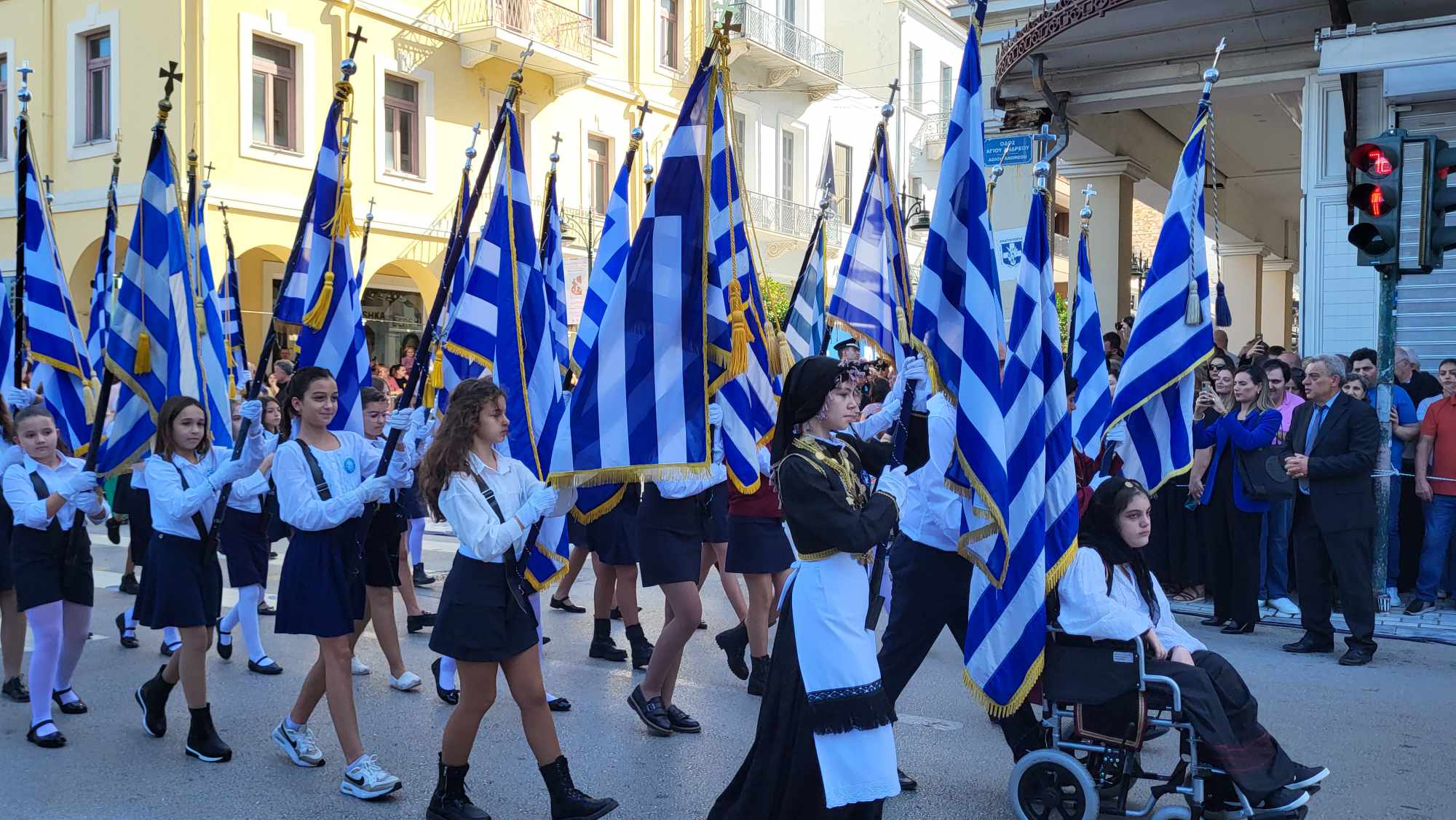 28η Οκτωβρίου: Με σύμμαχο τον καλό καιρό η εντυπωσιακή στρατιωτική και μαθητική παρέλαση στην Πάτρα (βίντεο)