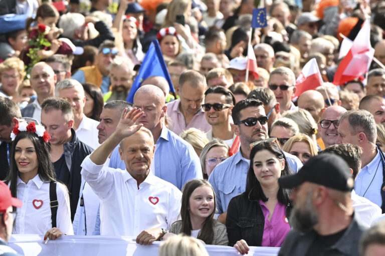 Βαρσοβία: Χιλιάδες άνθρωποι συμμετέχουν σε διαδήλωση της αντιπολίτευσης ενόψει των εθνικών εκλογών