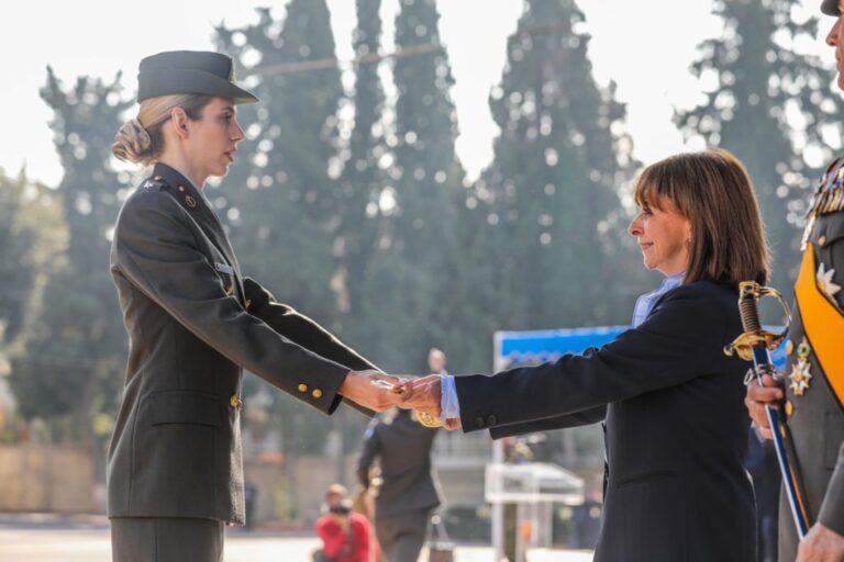 Θεσσαλονίκη: Τα ξίφη στους αξιωματικούς της ΣΣΑΣ επέδωσε η ΠτΔ