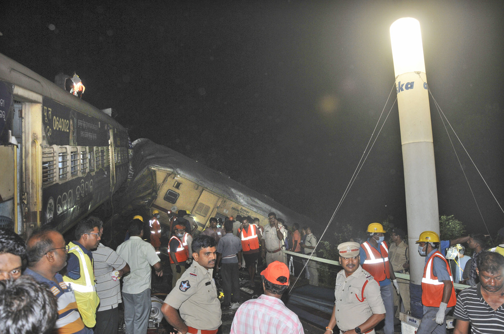 Iνδία: Δεκατρείς νεκροί και πενήντα τραυματίες ο μέχρι τώρα απολογισμός από την σύγκρουση δυο τρένων το βράδυ της Κυριακής