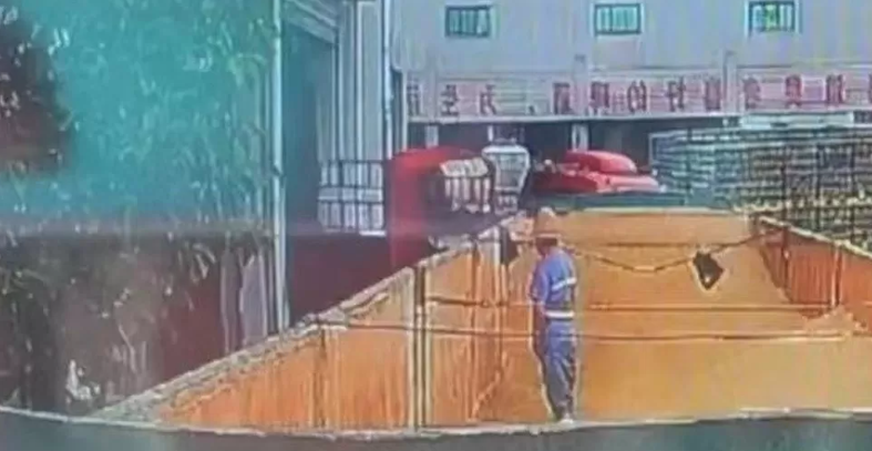 Κίνα: Βίντεο με εργαζόμενο σε μεγάλη ζυθοποιία να ουρεί σε μια δεξαμενή με μπίρα – Τον «τσάκωσαν» οι κάμερες