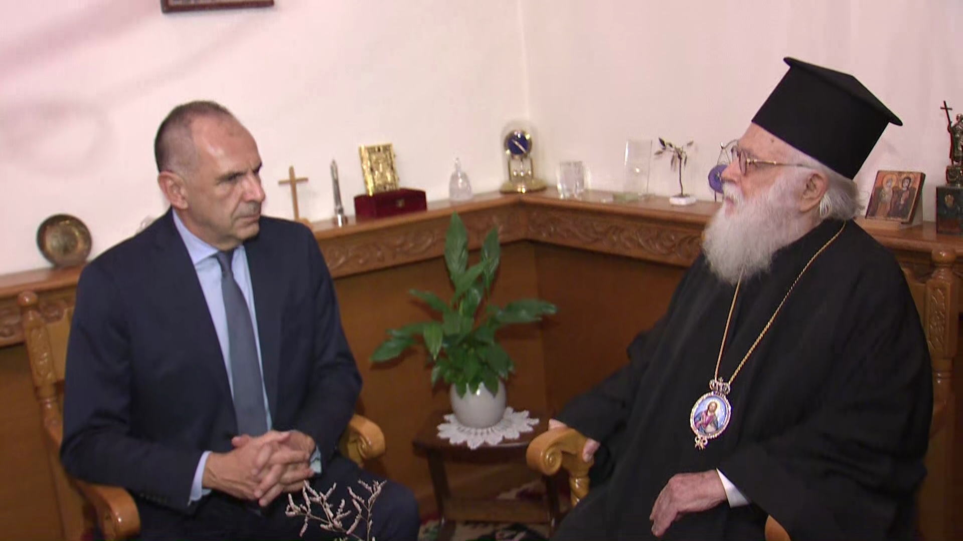 Στα Τίρανα ο Γ. Γεραπετρίτης για τη Σύνοδο ΥΠΕΞ – Συνάντηση με τον Αρχιεπίσκοπο Αναστάσιο