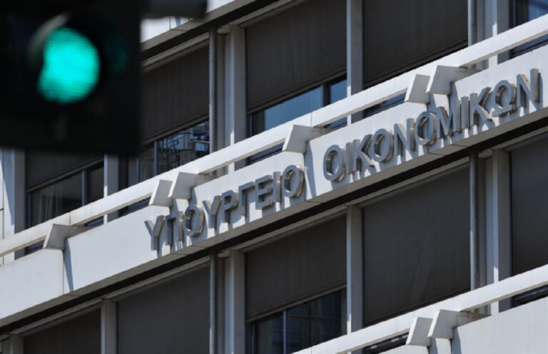 Στην Ευρωπαϊκή Επιτροπή το προσχέδιο του προϋπολογισμού – «Εφικτός» ο στόχος για πρωτογενές πλεόνασμα 1,1% το 2023