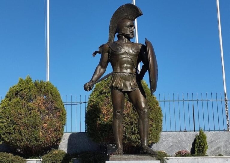 Ολοκληρώθηκε η συντήρηση του αγάλματος του βασιλιά Λεωνίδα στη Σπάρτη