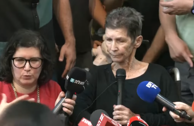 «Πέρασα μια κόλαση, μού χτυπούσαν τα πλευρά», λέει η 85χρονη όμηρος της Χαμάς – «Μάς κρατούσαν σε ένα γιγαντιαίο σύστημα τούνελ»