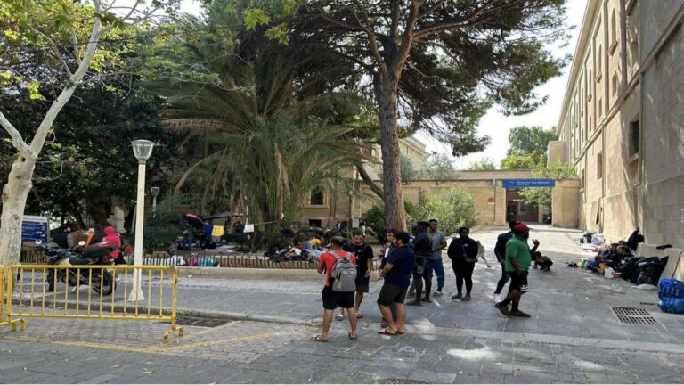 Νίπτει τας χείρας της για τους μετανάστες η δημοτική αρχή Ρόδου – Εθελοντές ανέλαβαν τη σίτισή τους