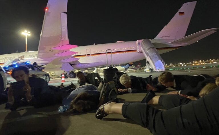 Όλαφ Σολτς: Η στιγμή της εκκένωσης του αεροπλάνου του στο Τελ Αβίβ – Ξαπλωμένη στο έδαφος η αντιπροσωπεία του (video)