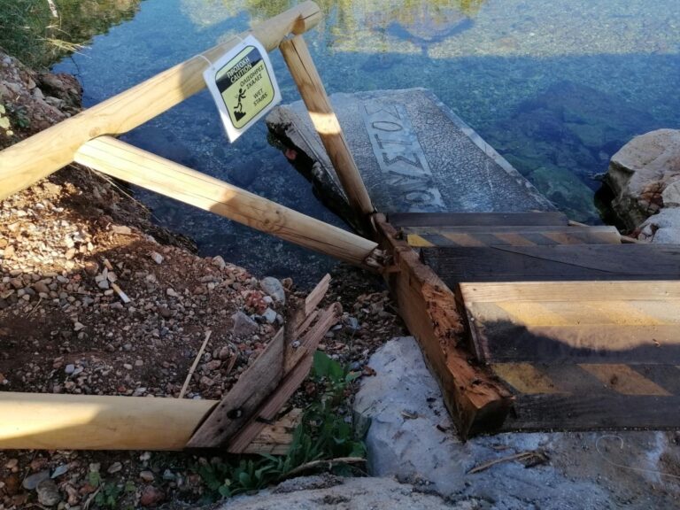 Βανδαλισμοί σε υποδομές στην προστατευόμενη περιοχή της λιμνοθάλασσας του Μουστού Κυνουρίας