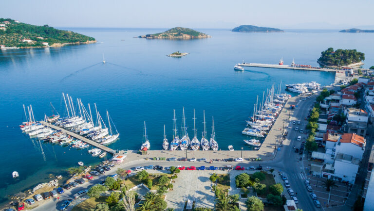 Τραυματίστηκε κυβερνήτης ιστιοφόρου στη Σκιάθο