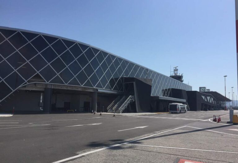 Ελεύθερη η Βρετανίδα που προκάλεσε αναγκαστική προσγείωση σε αεροσκάφος στο αεροδρόμιο «Μακεδονία»
