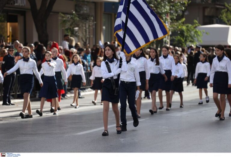 “Λαμπαδηδρόμοι της ιστορίας μας”: Τα μηνύματα των πολιτικών μετά τη μαθητική παρέλαση στη Θεσσαλονίκη