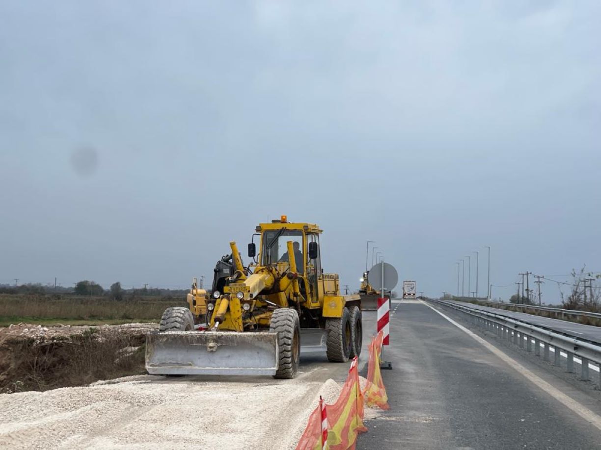 Σε εξέλιξη οι εργασίες για την προσωρινή αποκατάσταση του δρόμου Καρδίτσας – Λάρισας