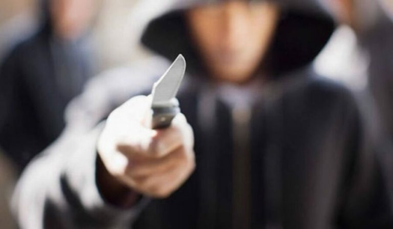 Ηλιούπολη: Με την απειλή μαχαιριών αφαίρεσαν από δύο 17χρονους τα κινητά τους