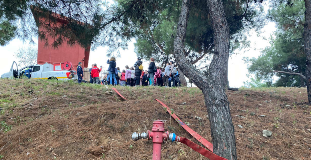 Θεσσαλονίκη: Οι μαθητές του 2ου Δημοτικού Συκεών έσβησαν φωτιά στο δάσος-Άσκηση ετοιμότητας για υπεύθυνους πολίτες
