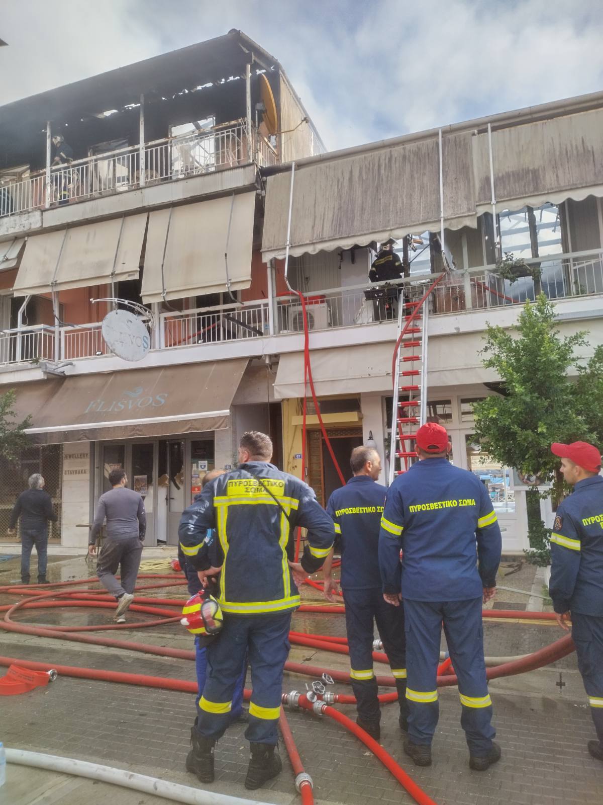 Λευκάδα: Φωτιά σε σπίτια στο Νυδρί