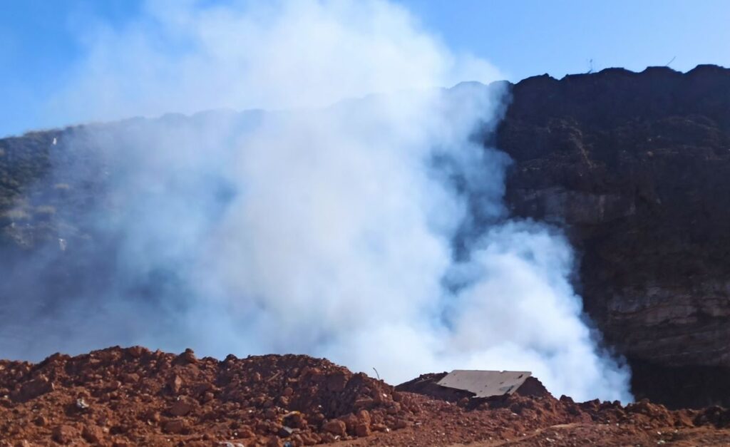 Έκκληση στις αρχές να σταματήσουν τη φωτιά σε χωματερή στη Χάλκη Λάρισας