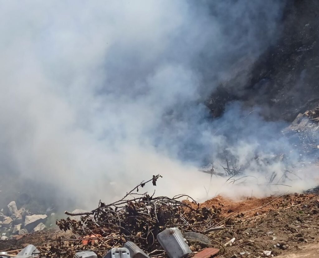 Έκκληση στις αρχές να σταματήσουν τη φωτιά σε χωματερή στη Χάλκη Λάρισας