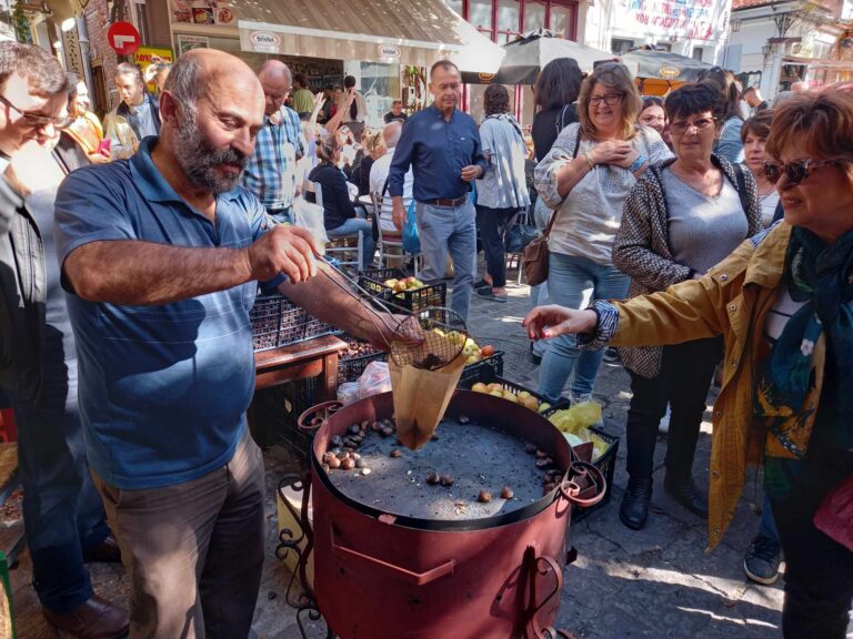 Λέσβος: Πλημμύρισε από κόσμο η Αγιάσος στη γιορτή του κάστανου (βίντεο)