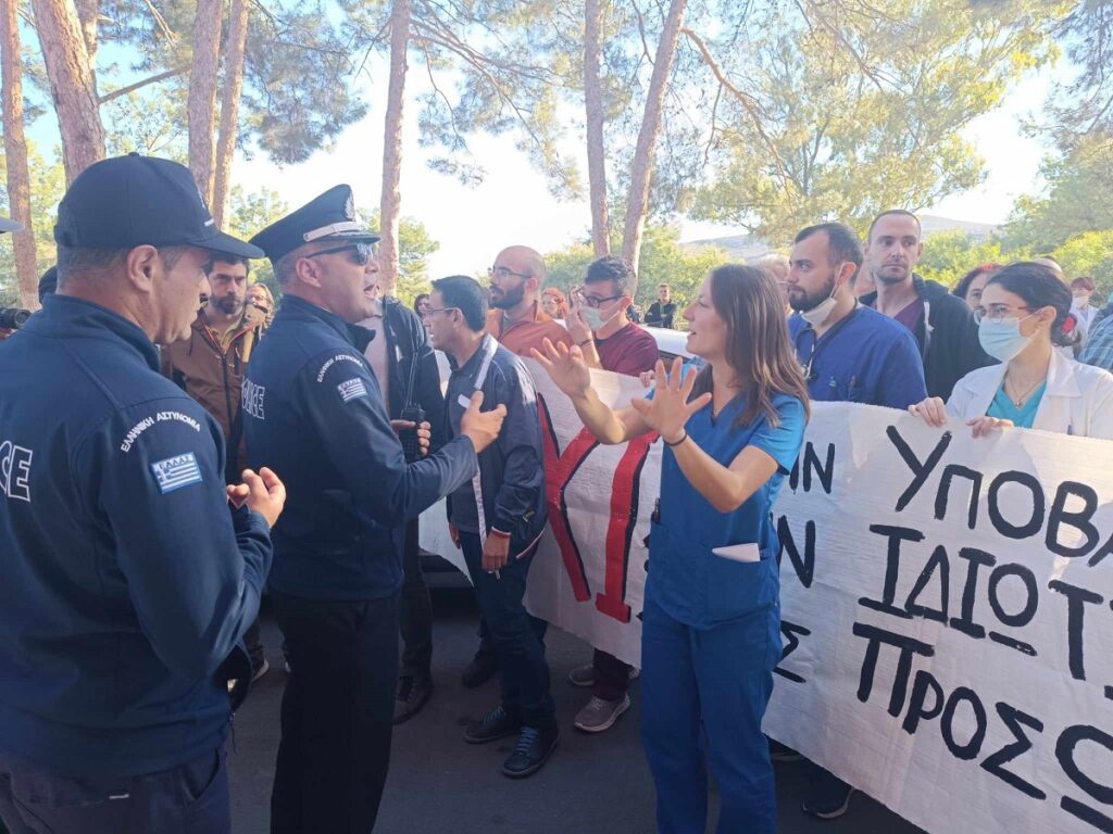 Ηράκλειο: Στο Βενιζέλειο και στο νοσοκομείο Σητείας ο υπουργός Υγείας Μιχ. Χρυσοχοΐδης εν μέσω αντιδράσεων για την υποστελέχωση (βίντεο)