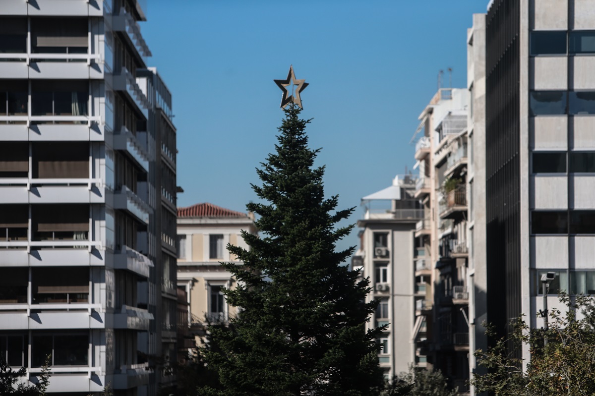 [365165] ΣΤΗΘΗΚΕ ΤΟ ΧΡΙΣΤΟΥΓΕΝΝΙΑΤΙΚΟ ΔΕΝΤΡΟ ΣΤΗΝ ΠΛΑΤΕΙΑ ΣΥΝΤΑΓΜΑΤΟΣ(ΚΩΣΤΑΣ ΤΖΟΥΜΑΣ/EUROKINISSI)