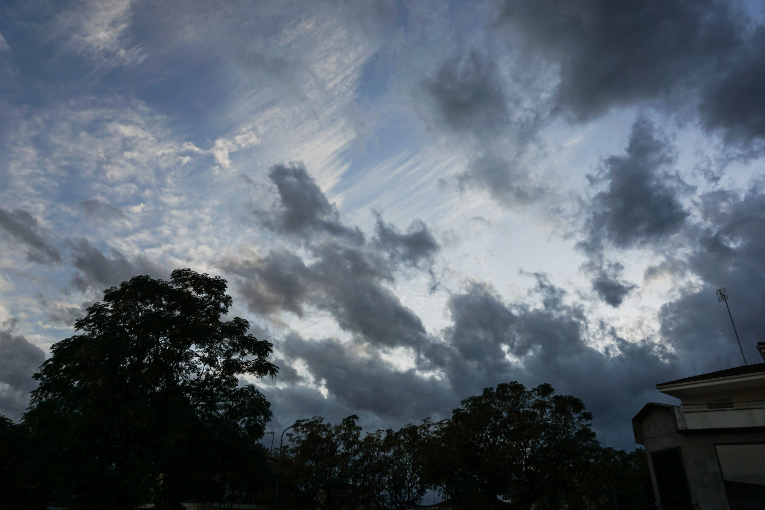Ο καιρός με τον Παναγιώτη Γιαννόπουλο: Πρόσκαιρες βροχές και καταιγίδες τη Δευτέρα – Αισθητή πτώση της θερμοκρασίας