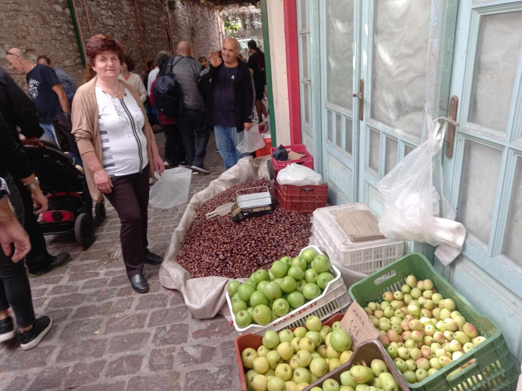 Λέσβος: Πλημμύρισε από κόσμο η Αγιάσος στη γιορτή του κάστανου (βίντεο)