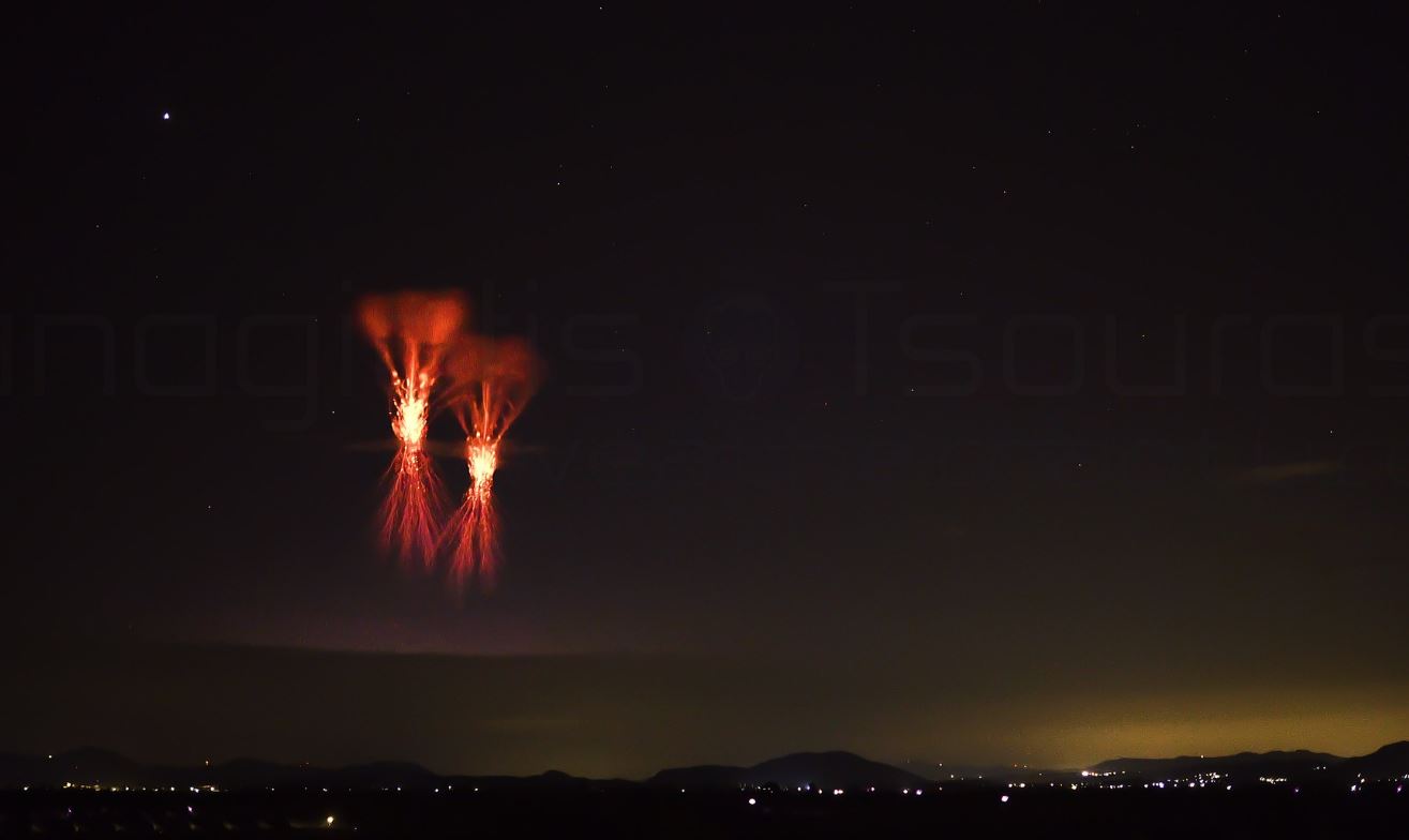 Meteo: Φωτογραφία από σπάνιο κεραυνό στην Ικαρία