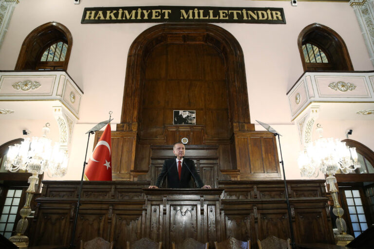 Ι. Παπαφλωράτος, διεθνολόγος: Η Τουρκία διολισθαίνει προς ανατολάς – Δείχνει για ακόμη μία φορά το «διπλό της πρόσωπο»