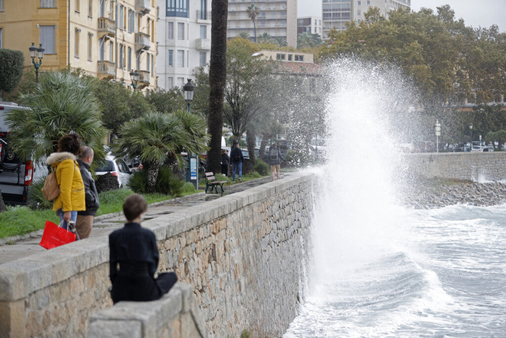 Καταιγίδα Κιαράν: Τουλάχιστον 10 νεκροί – Πολλά προβλήματα στις μεταφορές σε όλη την Ευρώπη