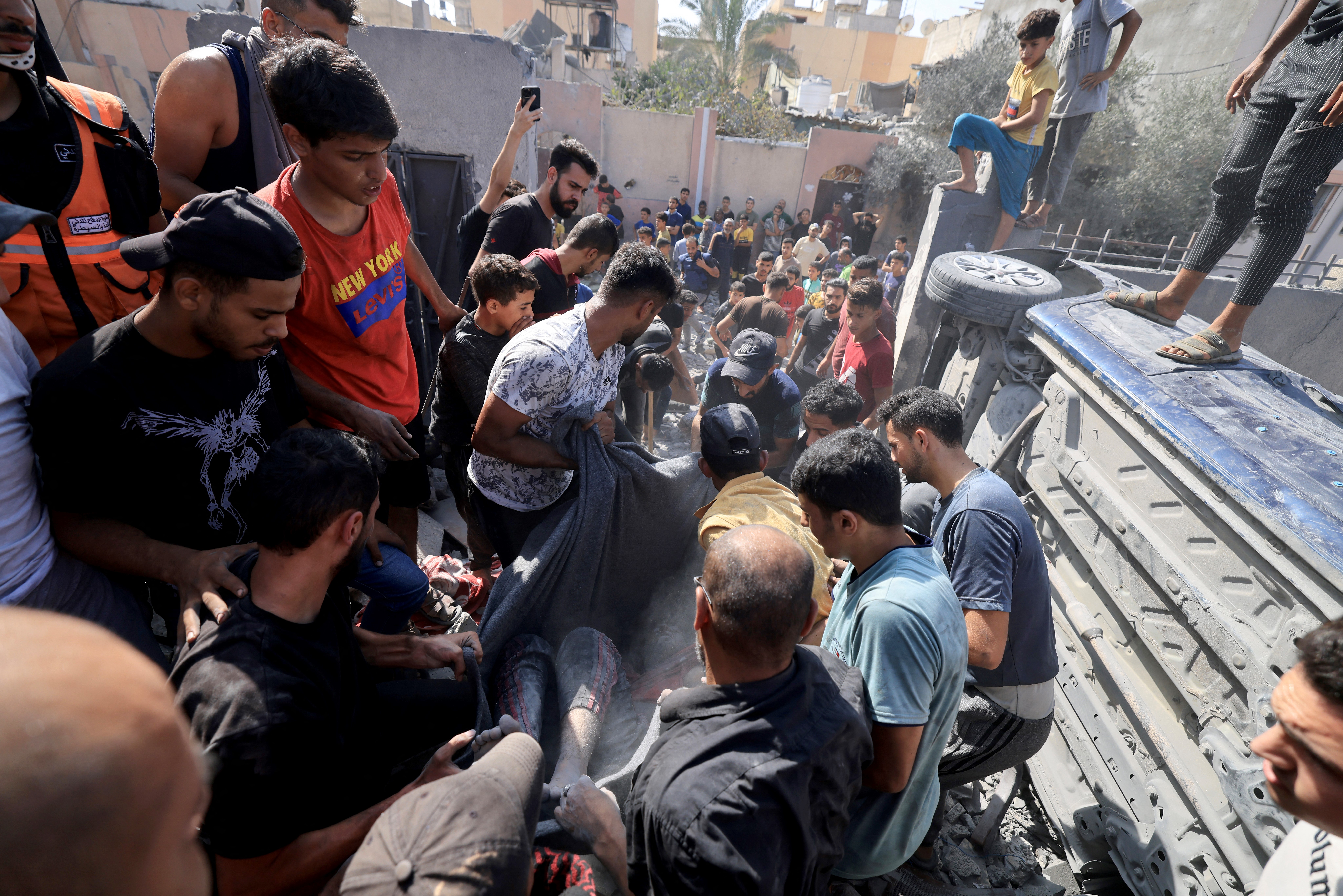 Η Χαμάς λέει ότι 13 άνθρωποι σκοτώθηκαν και 26 τραυματίστηκαν από το πλήγμα σε ασθενοφόρο