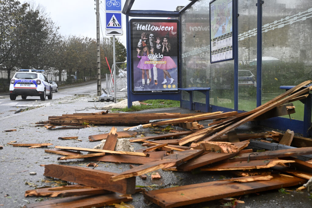 Καταιγίδα Κιαράν: Τουλάχιστον 10 νεκροί – Πολλά προβλήματα στις μεταφορές σε όλη την Ευρώπη