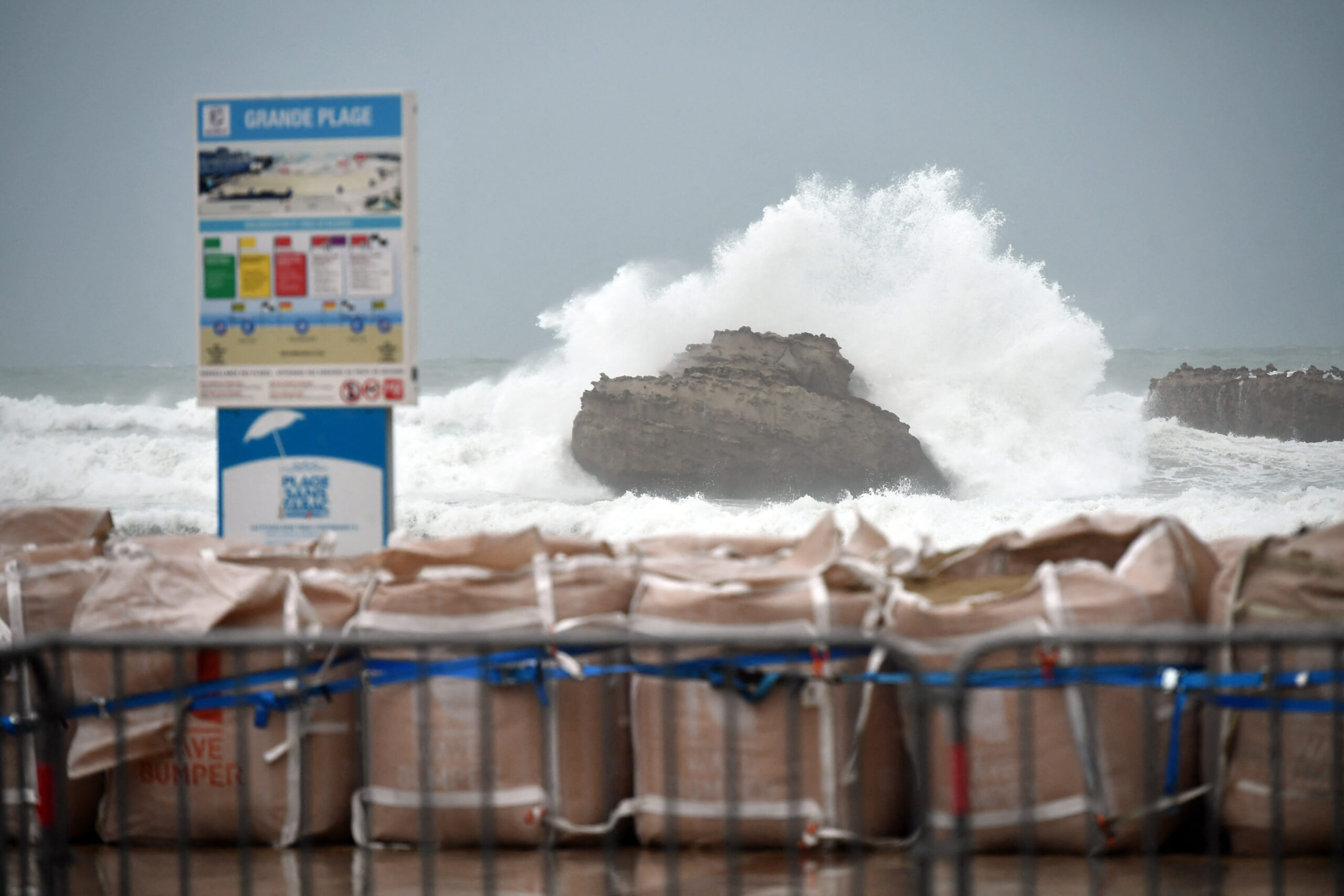 Καταιγίδα «Κιαράν»: Νεκροί σε Γαλλία, Ισπανία, Ιταλία – Οι αρχές προειδοποιούν για κύματα 9 μέτρων στις ακτές του Ατλαντικού