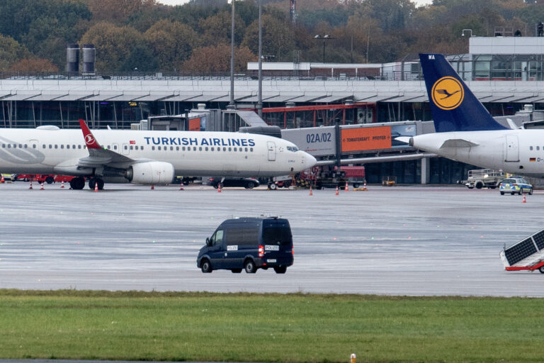 Αμβούργο: Τέλος στο θρίλερ του αεροδρομίου – Παραδόθηκε ο ένοπλος που κρατούσε όμηρο την 4χρονη κόρη του