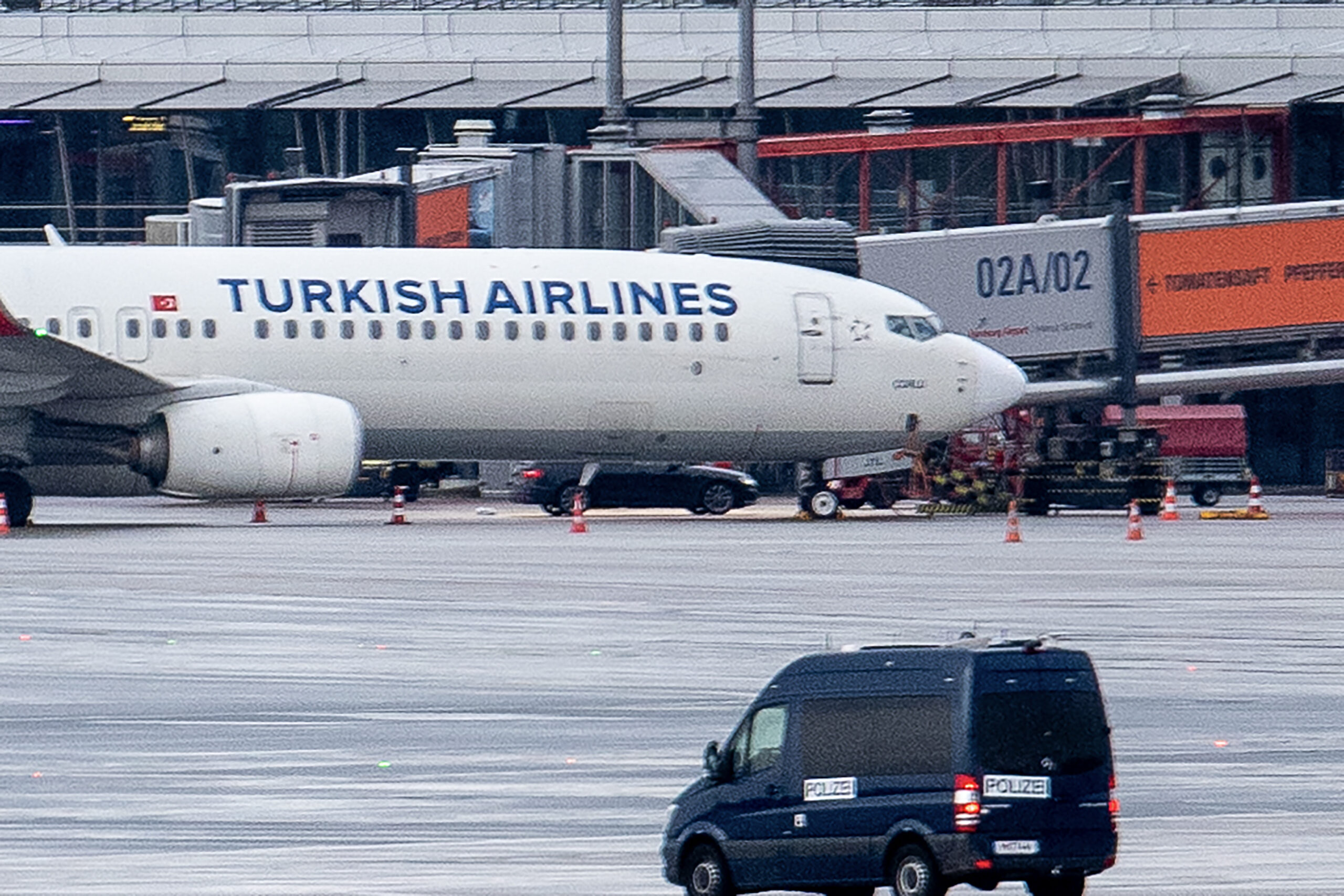 Αμβούργο: Ένας 35χρονος Τούρκος ο ένοπλος που κρατά όμηρο στο αεροδρόμιο την 4χρονη κόρη του – Σε εξέλιξη οι διαπραγματεύσεις