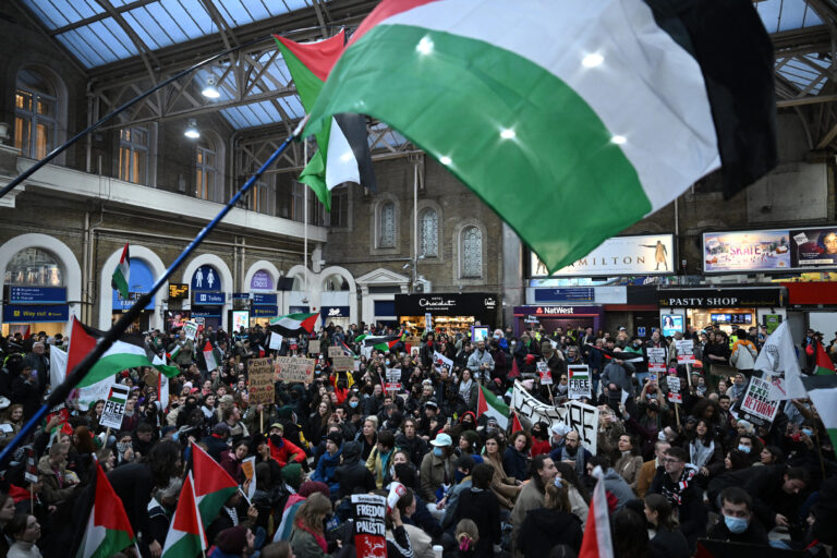 Ηνωμένο Βασίλειο: Τριγμούς στην κυβέρνηση προκαλούν οι διαδηλώσεις υπέρ των Παλαιστινίων