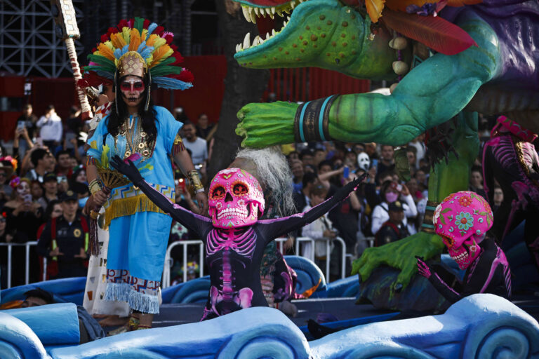 Βίντεο: Οι Μεξικανοί γιορτάζουν τον θάνατο σε μια φαντασμαγορική παρέλαση για την Ημέρα των Νεκρών