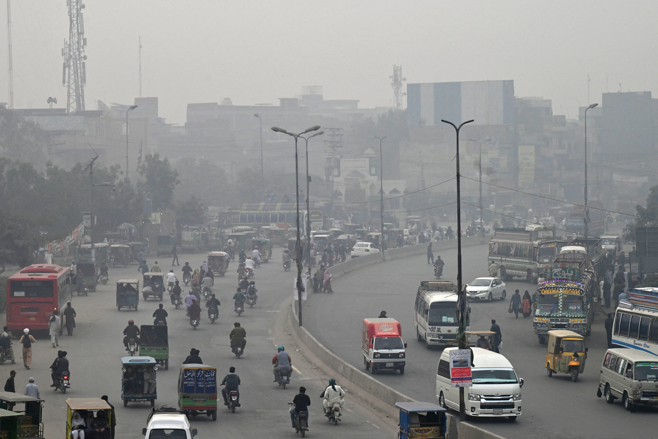 Πακιστάν: Kαλυμμένο από αιθαλομίχλη, χιλιάδες άνθρωποι είναι άρρωστοι