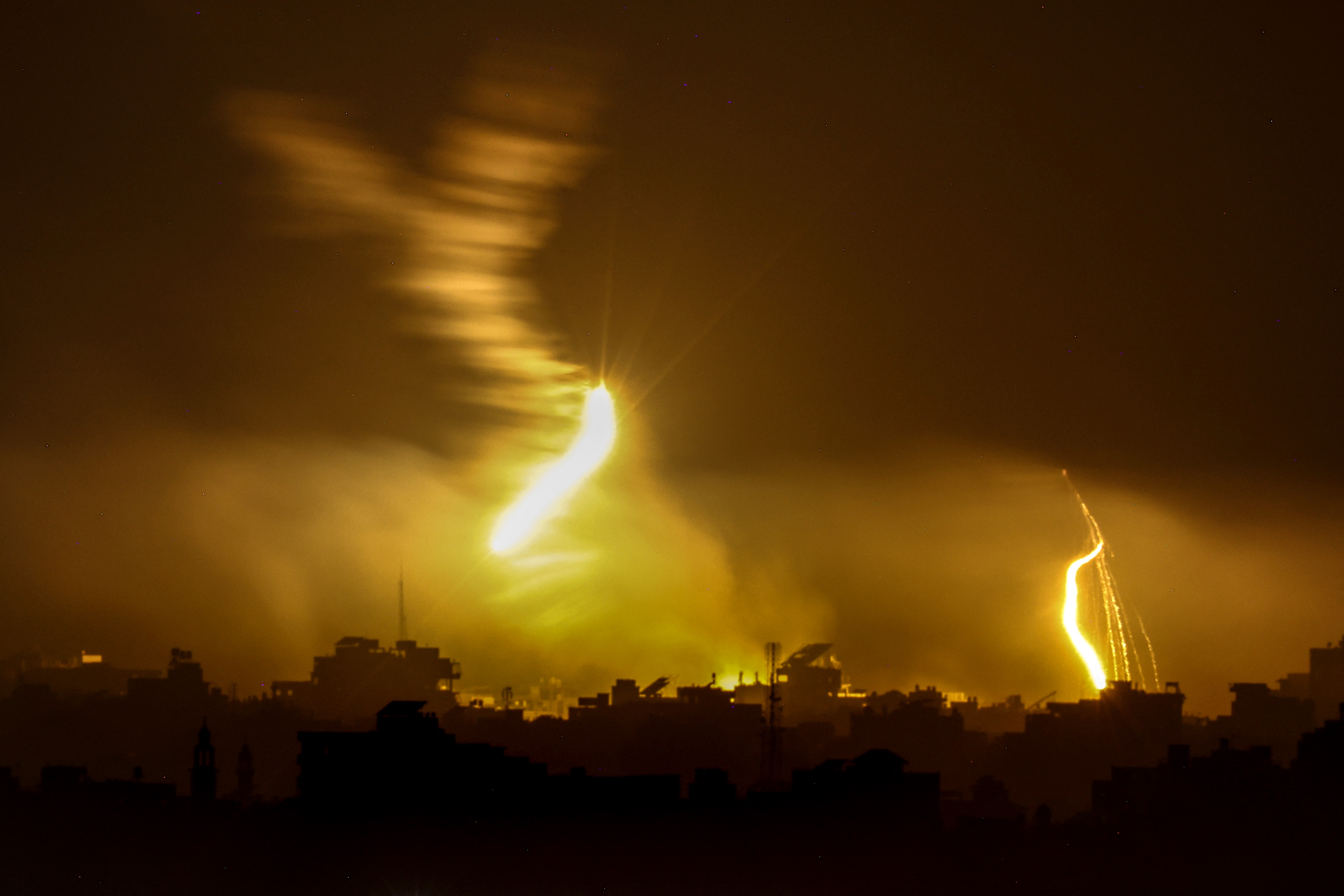 Γάζα: Βομβαρδισμοί εν αναμονή των «τετράωρων παύσεων» που συμφώνησαν ΗΠΑ και Ισραήλ – Πλήγματα σε νοσοκομεία