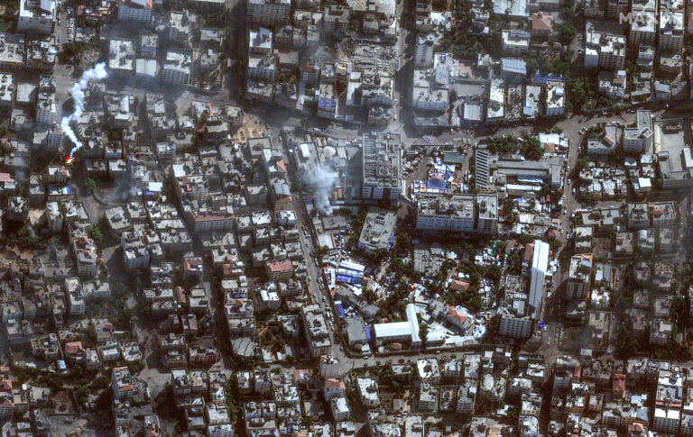 Γάζα: Εκατοντάδες άνθρωποι απομακρύνονται πεζή από το νοσοκομείο αλ Σίφα – Συγκεχυμένες πληροφορίες για το αν διατάχθηκε εκκένωση