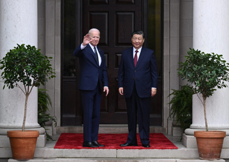 Σε αναθέρμανση του διαλόγου μεταξύ Ουάσινγκτον και Πεκίνου συμφώνησαν Μπάιντεν και Σι Τζιπίνγκ