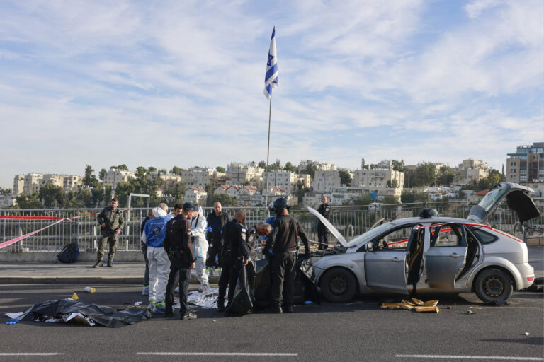 Ιερουσαλήμ: Βίντεο από την επίθεση των ενόπλων σε στάση λεωφορείου – Στους τρεις οι νεκροί, αυξημένα μέτρα ασφαλείας