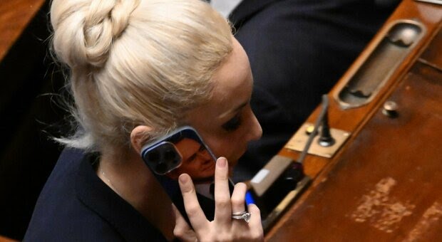 Επιστρέφει στην ιταλική Βουλή η σύντροφος του Μπερλουσκόνι – Φωτογραφία του στη θήκη του κινητού της