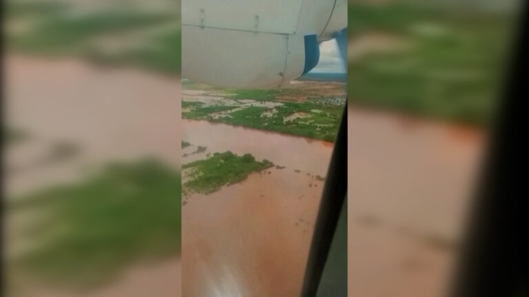 Βίντεο: Εναέρια πλάνα από τις πλημμύρες στη Σομαλία που εκτόπισαν περισσότερους από 100.000 ανθρώπους