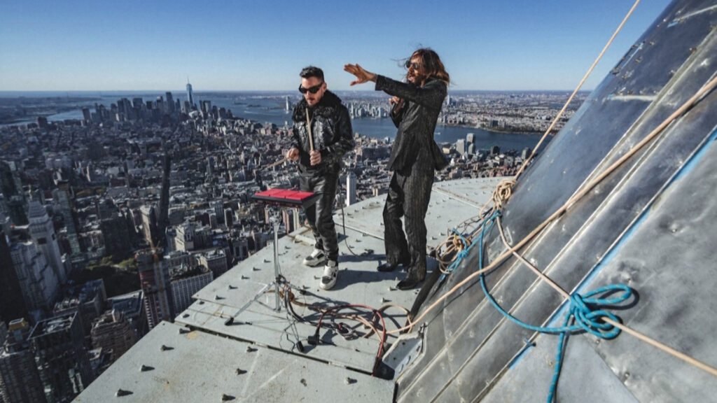 O Τζάρεντ Λέτο τραγουδάει πάνω στο Empire State Building