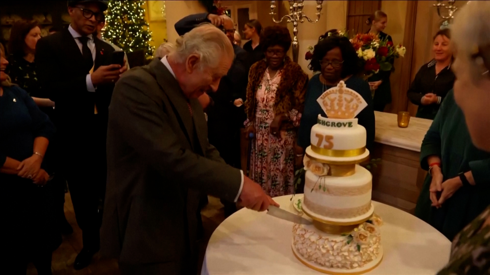Ο βασιλιάς Κάρολος γιόρτασε τα 75α γενέθλιά του με παραδοσιακό πάρτι τσαγιού (video)