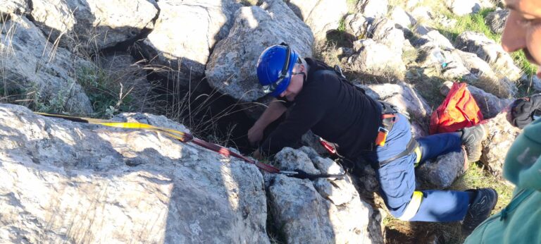 Πάτρα: Διάσωση σκύλου από την 6η ΕΜΑΚ – Έπεσε σε σπήλαιο της Αργολίδας