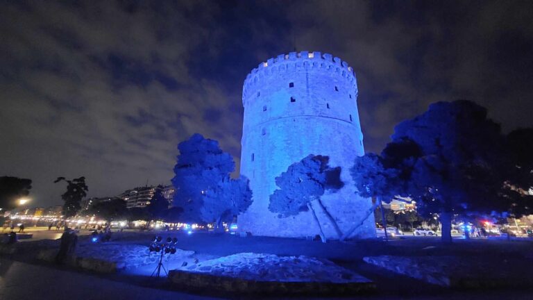 Θεσσαλονίκη: Στα μπλε «ντύθηκε» ο Λευκός Πύργος- «Τα φώτα είναι στραμμένα στην έγκαιρη διάγνωση και στην πρόληψη»
