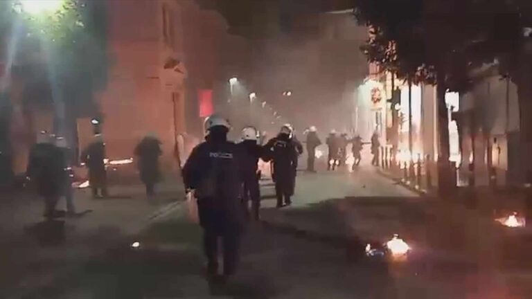 Επεισόδια με μολότοφ σε Πάτρα και Ιωάννινα – Έγιναν προσαγωγές (video)