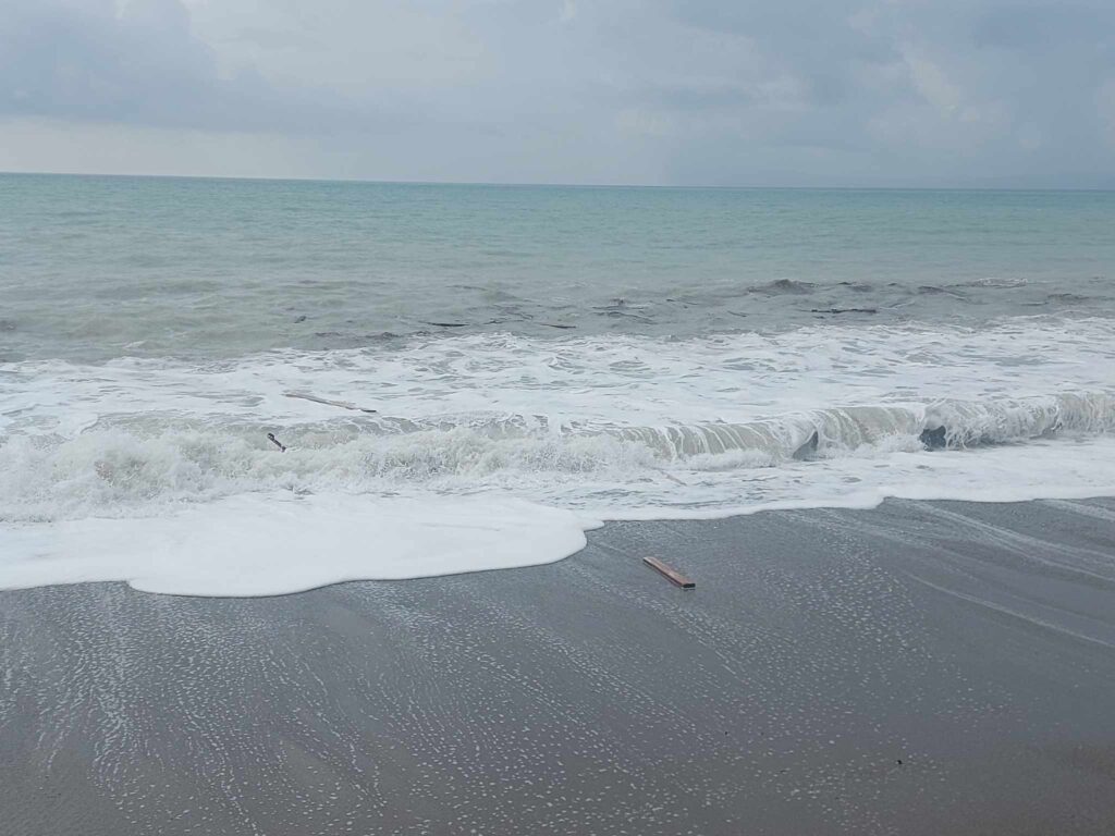 Καλαμάτα: Η θάλασσα βγήκε στο δρόμο στη Ναυαρίνου και στο  Ακρογιάλι (βίντεο & φωτογραφίες)