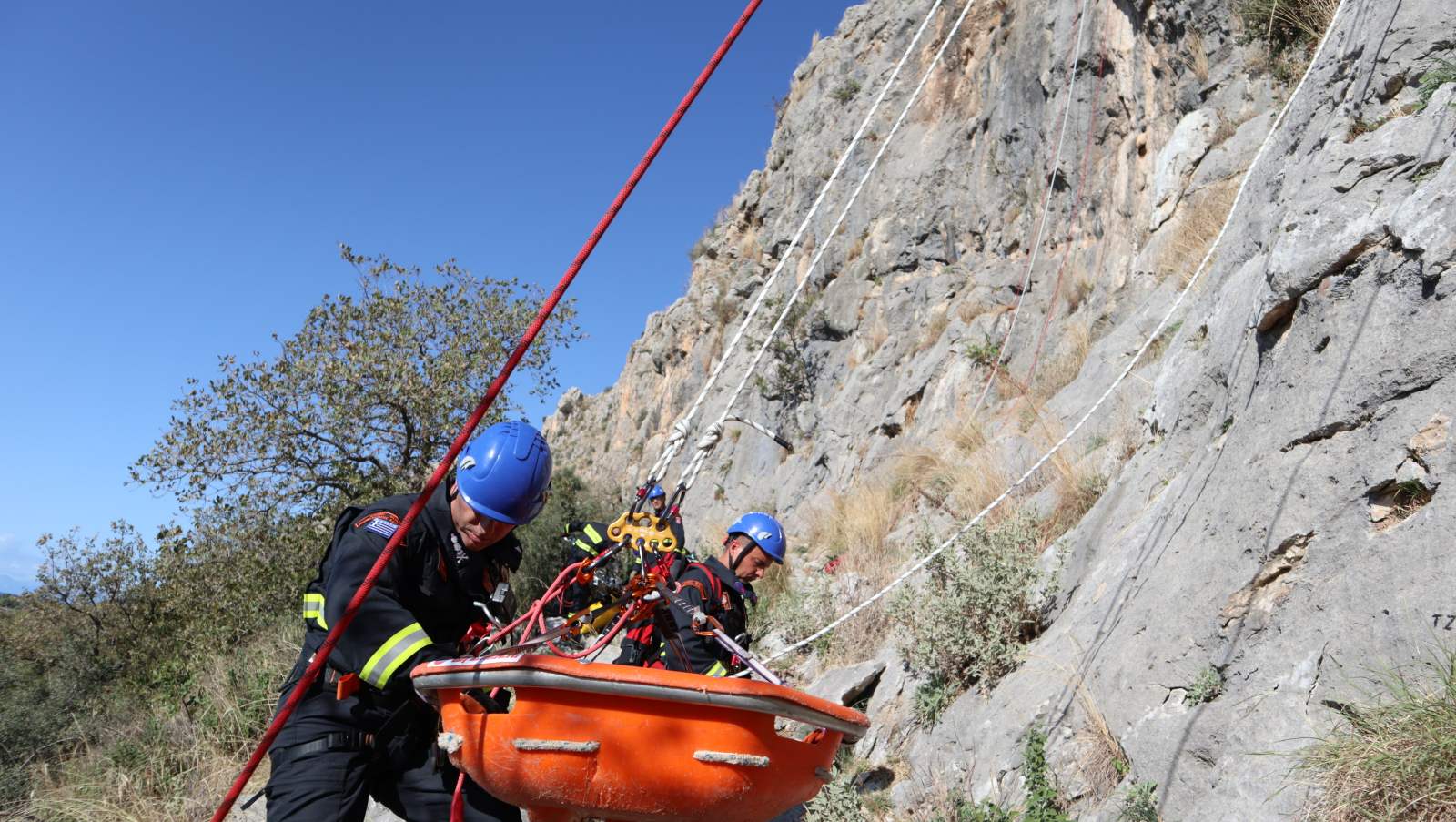 Πάτρα: Διάσωση ορειβατών στην Καλόγρια – Άσκηση της 6ης ΕΜΑΚ (εικόνες)